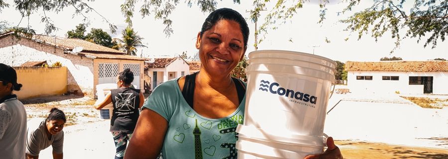 Imagem Conasa, controladora da Águas do Sertão, entrega filtros em comunidade de Delmiro Gouveia durante o Sertões 2023